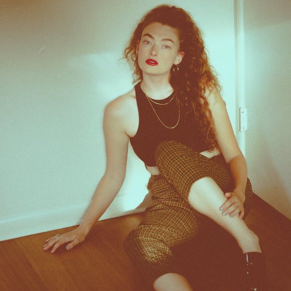 Meet your Posher, Ruby - Picture 1 of 2